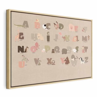 Alphabet at the zoo joyful – naturfärgad ram. Ljust färgade bokstäver kombineras med små djurillustrationer i flera rader över en varm beige bakgrund.