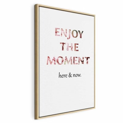 Unique moment english text – naturfärgad ram. Rosa bokstäver med uppmaningen ENJOY THE MOMENT möter mindre svart typografi på en vit botten.