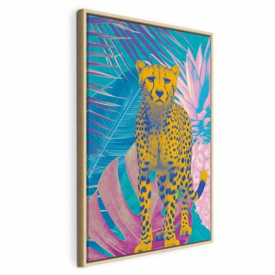 Exotic leopard colorful – naturfärgad ram. En gul, fläckig leopard sitter framför rosa och turkosa tropiska blad i en färgstark illustration.