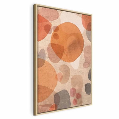 Amber kaleidoscope vertical – naturfärgad ram. Orange, rostrosa och gråbruna cirklar och fria former överlappar en ljust beige botten.