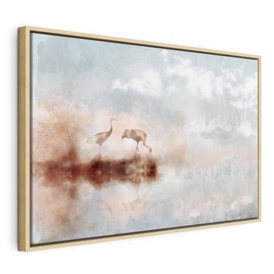 Cranes in the morning wide – naturfärgad ram. Två långbenta fåglar och deras speglingar framträder i ett disigt landskap i crème, rosa och blågrått.