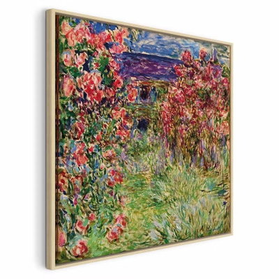 Claude monet la maison dans – naturfärgad ram. En smal gräsgång leder mellan täta rosa, röda och vita blommor mot ett hus under en blåtonad himmel.