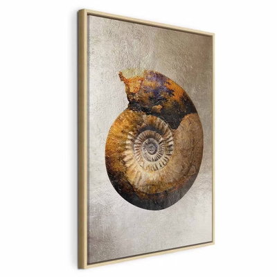 Petrified colour vertical – naturfärgad ram. En rundad spiralform i ockra, grått och mörkblått ligger mot en ljus strukturerad bakgrund.