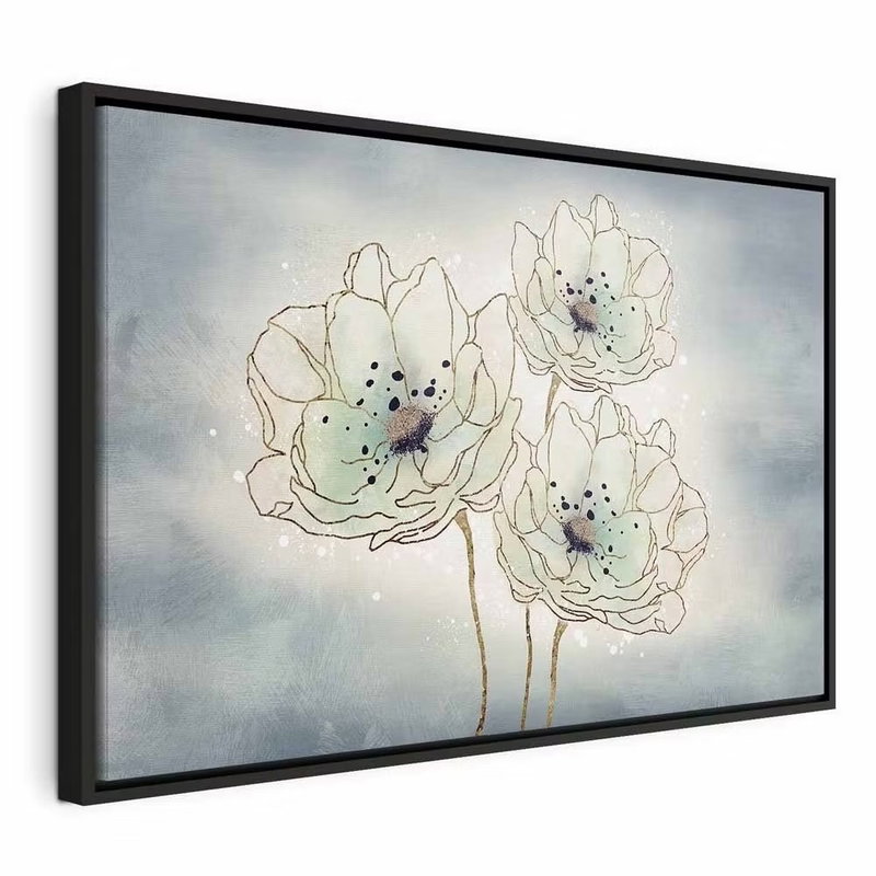 Ocean flowers wide – svart ram. Tre ljust tecknade blommor med gyllene stjälkar står mot en mjukt blågrå bakgrund.