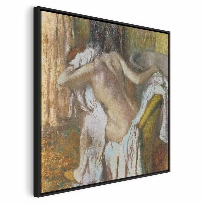 Edgar degas woman drying – svart ram. En naken kvinna böjer huvudet över en ljus handduk i en interiör med varma ockra- och bruntoner.