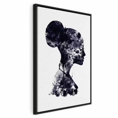 Abstract profile vertical – svart ram. En mörk kvinnoprofil med uppsatt hår formas av blåsvarta akvarellskikt och ljusa luckor mot vitt.