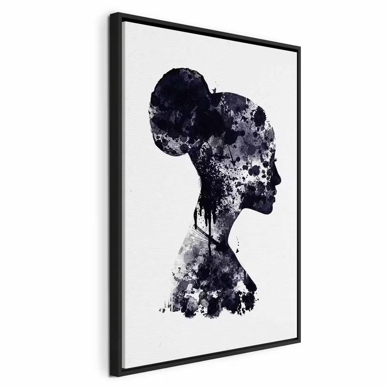 Abstract profile vertical – svart ram. En mörk kvinnoprofil med uppsatt hår formas av blåsvarta akvarellskikt och ljusa luckor mot vitt.