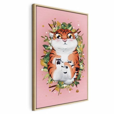 Tigger on the grass vertical – naturfärgad ram. En illustrerad tiger i orange och vitt bär en blomkrans mot en mjukt rosa bakgrund.