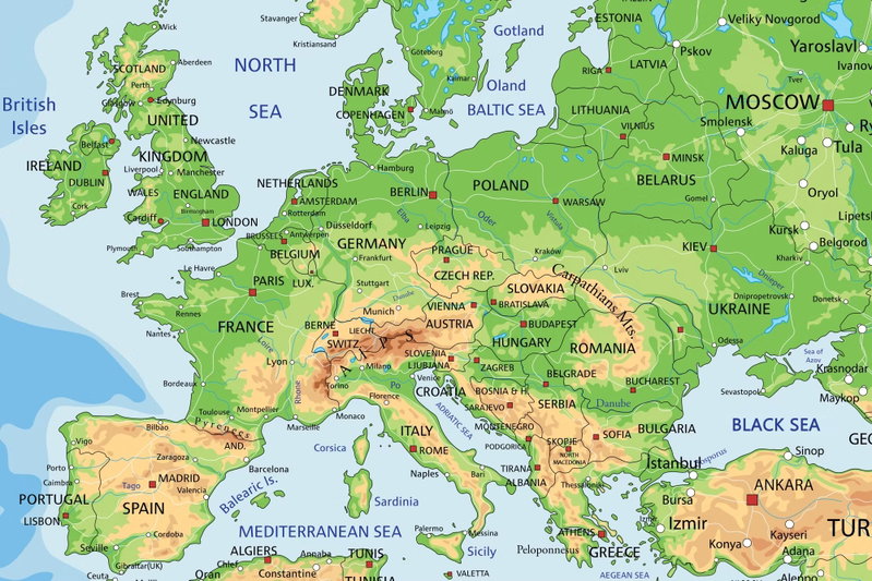 Europe: Gröna och sandfärgade landområden, blå hav och många ortnamn fyller en karta över Europa.