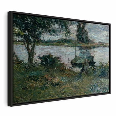 Paul gauguin flußufer – svart ram. Träd och en liten båt står vid vatten i en målad landskapsbild med gröna och blågrå penseldrag.