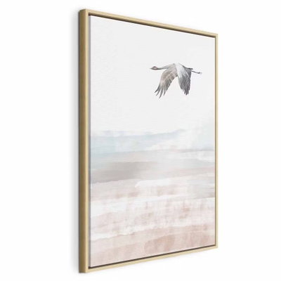 Crane and s flight vertical – naturfärgad ram. En ljus, långhalsad fågel breder ut vingarna över horisontella färgskikt i vitt, rosa och blågrönt.