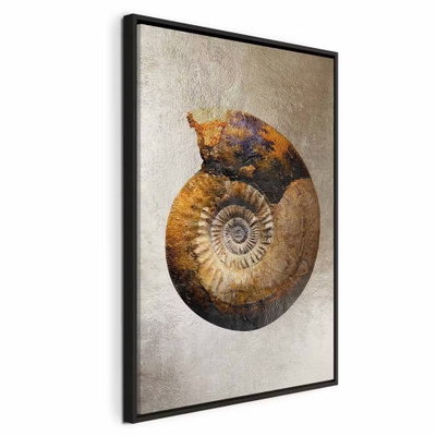 Petrified colour vertical – svart ram. En rundad spiralform i ockra, grått och mörkblått ligger mot en ljus strukturerad bakgrund.