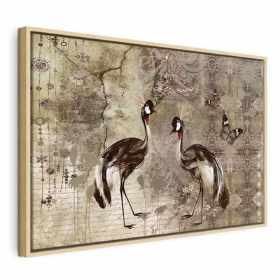 Retro cranes wide – naturfärgad ram. Två långbenta fåglar står bland tunna trädformer och dekorativa detaljer på en åldrad beige bakgrund.