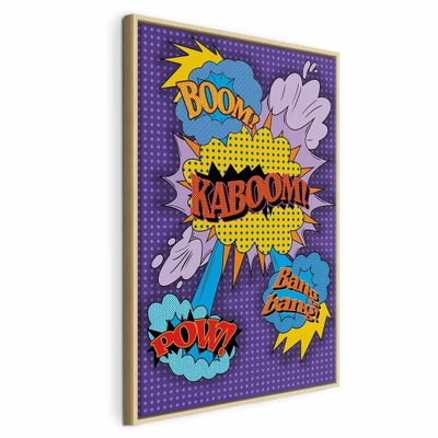 Kaboom vertical – naturfärgad ram. Stora serieliknande utrop och färgade pratbubblor ligger tätt mot en violett bakgrund.