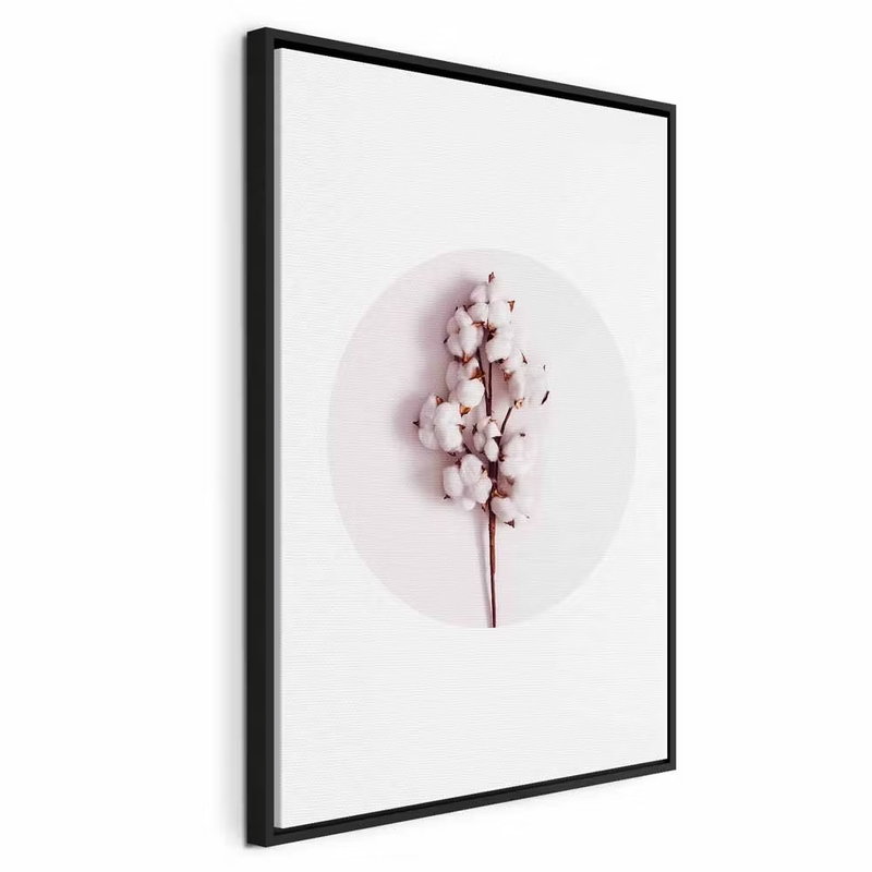 Soft cotton vertical – svart ram. En kvist med mjuka vita bomullsbollar ligger inom en blekt rosa cirkel mot vitt.
