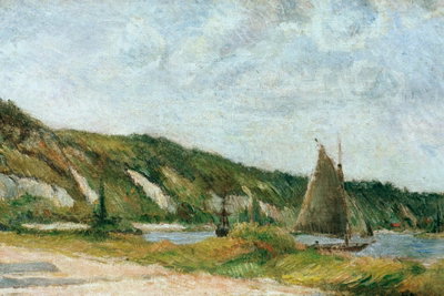Paul gauguin the sailing – motivvy. En segelbåt går på blågrått vatten framför en grön kust under en ljus målad himmel.