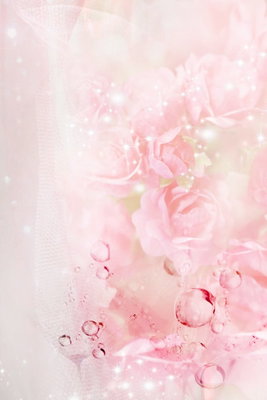 Pink nature vertical – motivvy. Ljusa rosa blomblad, runda droppformer och små ljuspunkter ligger mot en mjukt skimrande bakgrund.