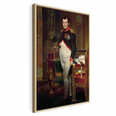 Jacques louis david napoleon – naturfärgad ram. En man i uniform står i en detaljrik interiör med mörka möbler, böcker och röda tygpartier.