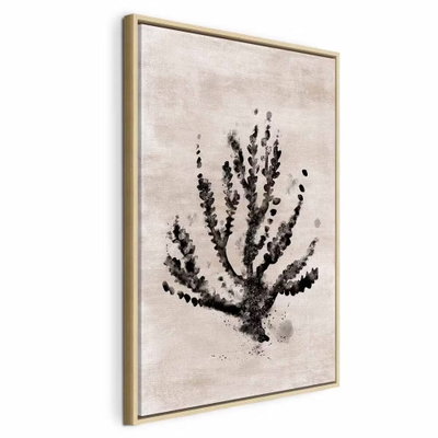 Sea plant vertical – naturfärgad ram. En mörk, förgrenad växtform med små bladliknande partier återges på en ljust beige botten.