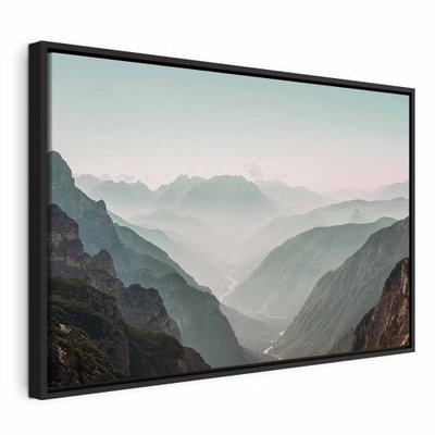 Mountain horizon wide – svart ram. Mjuka lager av grågröna berg leder mot en disig, nästan vit horisont under en blek himmel.
