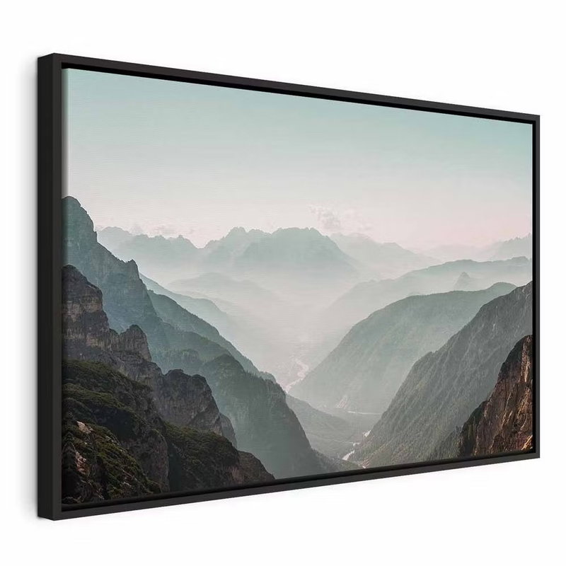 Mountain horizon wide – svart ram. Mjuka lager av grågröna berg leder mot en disig, nästan vit horisont under en blek himmel.