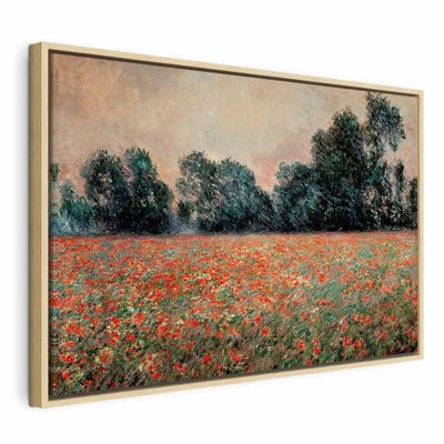 Claude monet field with wild – naturfärgad ram. Ett stort fält med små röda blommor breder ut sig framför en mörkgrön trädridå under en ljus himmel.