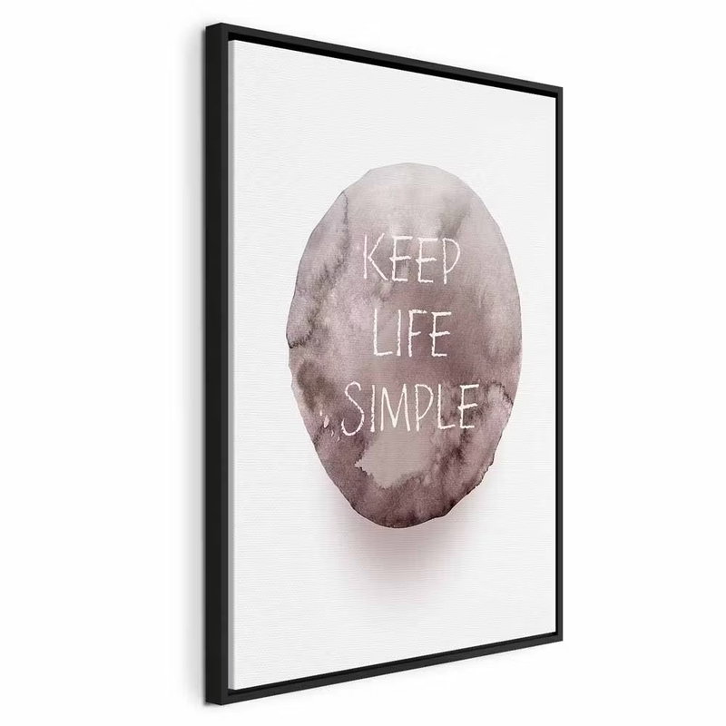 Keep life simple vertical – svart ram. Orden KEEP LIFE SIMPLE ligger i vitt över en grårosa cirkelform på en ljus botten.