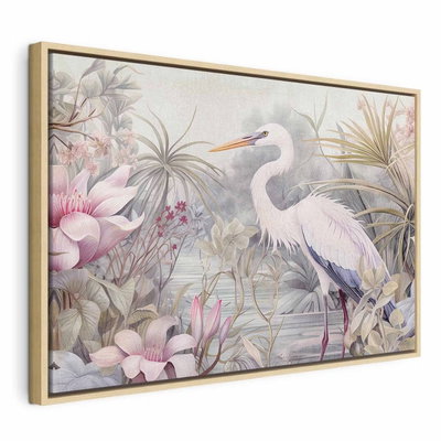 Heron wading in a pond – naturfärgad ram. En vit, långbent häger står i vatten bland rosa blommor, grågröna blad och ljusa tropiska växter.