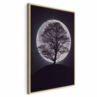 Lone tree vertical – naturfärgad ram. Ett mörkt, kalt träd står på en rundad höjd framför en stor ljus måne mot mörkt violett.