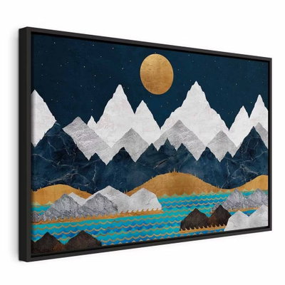 Night in the mountains wide – svart ram. Ljusa bergstoppar, mörkblå berg och en guldfärgad måne speglas i ett dekorativt vattenmönster.