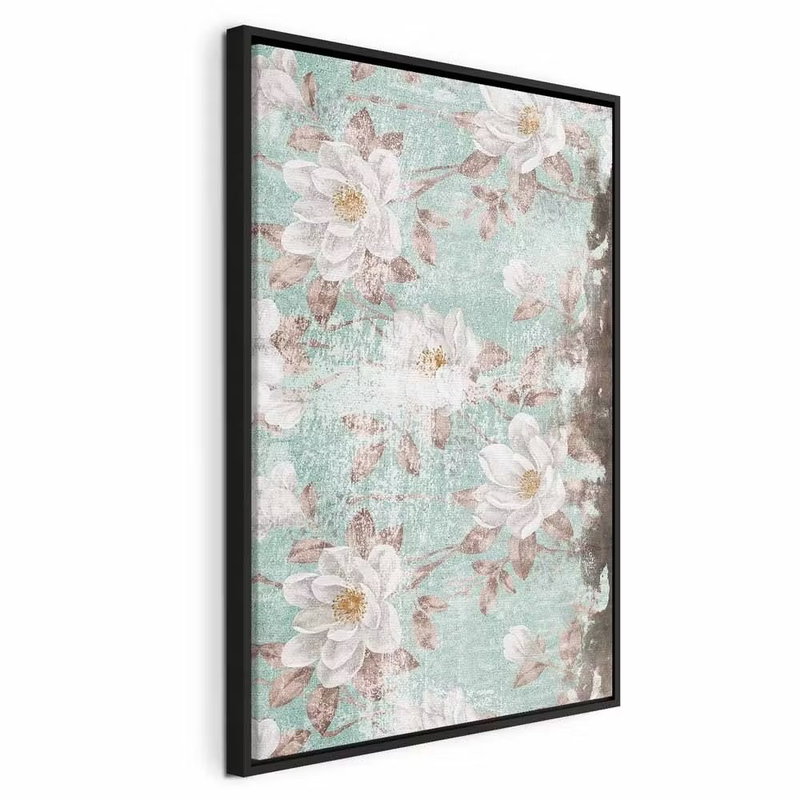 Roman flowers vertical – svart ram. Vita blommor och mjuka bladformer ligger över en sliten bakgrund i ljust turkost och rosa.