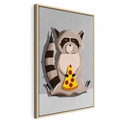 Gourmand raccoon vertical – naturfärgad ram. En tecknad gråbrun tvättbjörn håller en gul pizzabit med röda detaljer framför sig på grå botten.