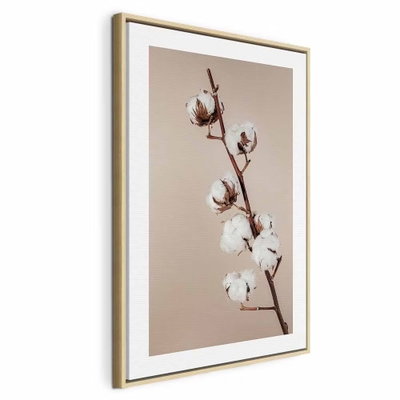 Softness of cotton vertical – naturfärgad ram. En tunn brun kvist med vita bomullsbollar framträder mot en varm, beige bakgrund.