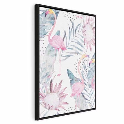 Exotic fog vertical – svart ram. Rosa flamingor, stora blommor och gråblå blad bildar ett glest tropiskt mönster mot vitt.