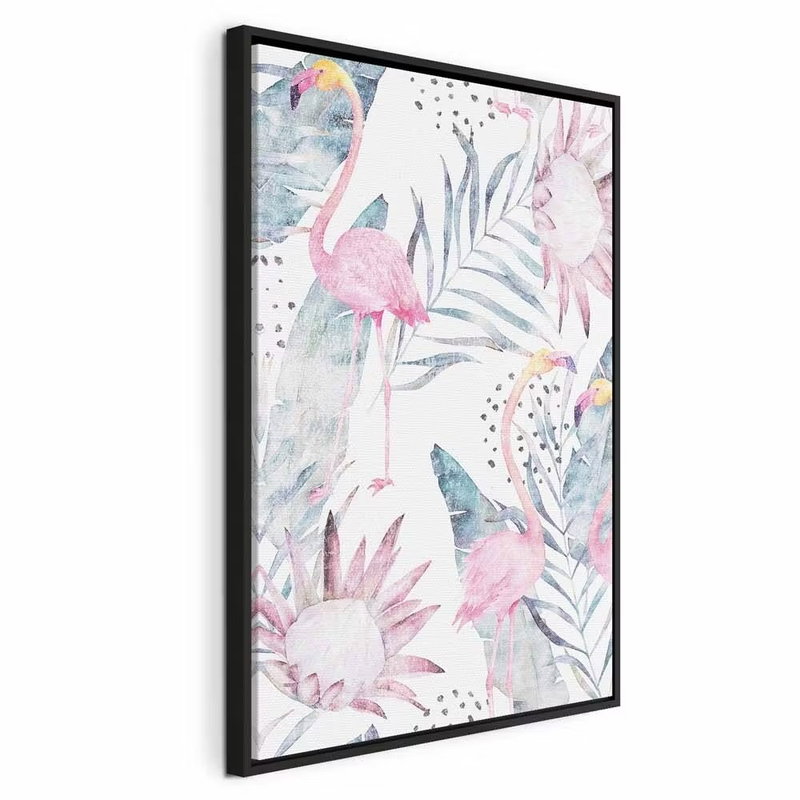 Exotic fog vertical – svart ram. Rosa flamingor, stora blommor och gråblå blad bildar ett glest tropiskt mönster mot vitt.