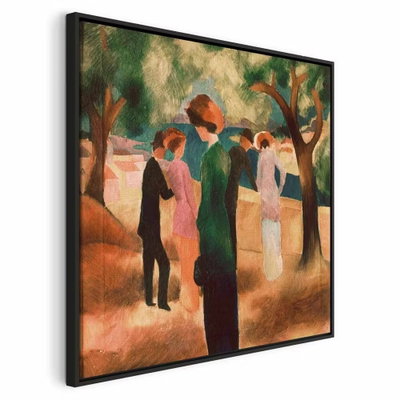 August macke lady in green – svart ram. Flera stiliserade personer i långa kläder och hattar promenerar under gröna träd i varma färger.