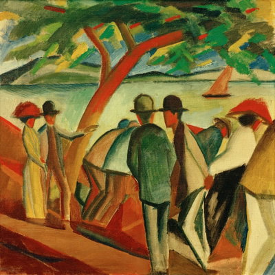 August macke spaziergänger – motivvy. En grupp personer i hattar och långa kläder står under ett träd vid vatten med en liten segelbåt.