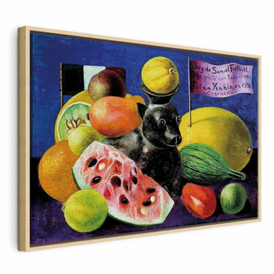 Frida kahlo still life – naturfärgad ram. Melon, citrusfrukter och andra färggranna frukter omger en liten mörk djurfigur mot en blå bakgrund.