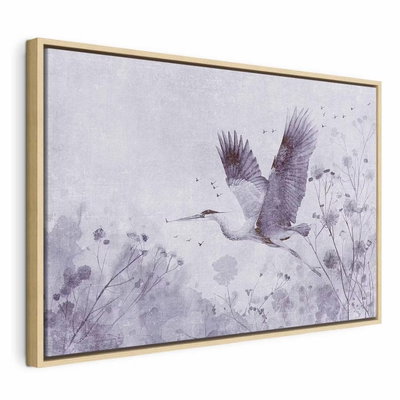 Majestic flight a crane in – naturfärgad ram. En långvingad fågel flyger bland tunna blomkonturer i ljusa grå och violetta toner.