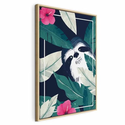 Sloth in the tropics – naturfärgad ram. En illustrerad sengångare tittar fram mellan stora mörkgröna blad och rosa blommor.
