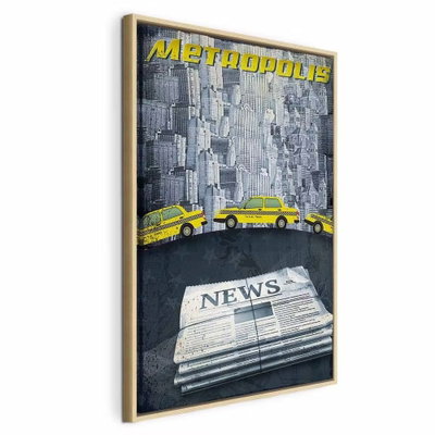Metropolis vertical – naturfärgad ram. Täta grå husfasader, en liten gul bil och en tidning bildar ett grafiskt stadsmotiv med gul typografi.