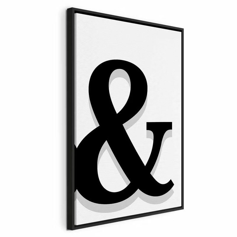 Decorative letter vertical – svart ram. Ett kraftigt svart &-tecken med en ljusgrå skugga fyller en ren, vit och stående bildyta.