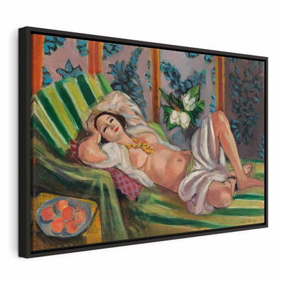 Henri matisse reclining – svart ram. En vilande kvinna på en grönrandig divan omges av starka orange, blå och gröna mönsterfält.