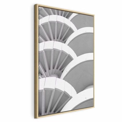 White detail vertical – naturfärgad ram. Upprepade vita, böjda arkitekturformer skapar rytm genom ljus och mjuka grå skuggor.