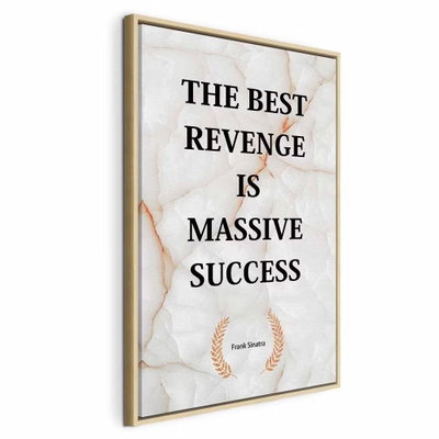 The best revenge is massive – naturfärgad ram. Svart typografi ligger på en vit marmorerad bakgrund. En liten guldfärgad krans kompletterar textmotivet.