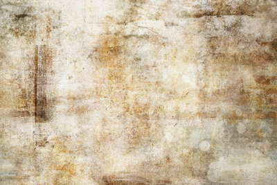 Wildness in exile wide – motivvy. Beige och vita fält bryts av med gråbruna märken och smala lodräta detaljer i ett målat, skiktat motiv.