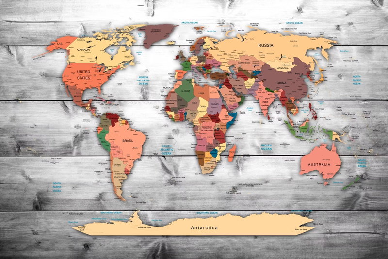 Direction world: Orange, rosa och gröna landytor möter en tryckt bakgrund av ljusgrå träplankor och en kompassros.