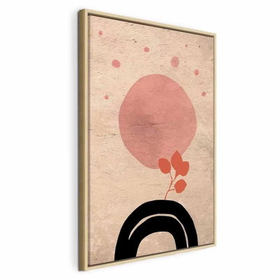 Circular bridge vertical – naturfärgad ram. En stor dämpat rosa solskiva och en liten röd växtform ligger ovan en tjock svart båge på beige.