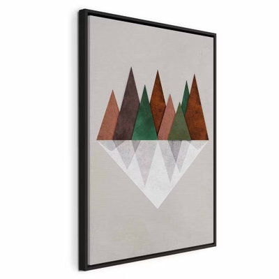 Symmetrical land vertical – svart ram. Smala triangelformer i grönt, brunt och rostrött speglas i ljusa grå former mot en beige botten.