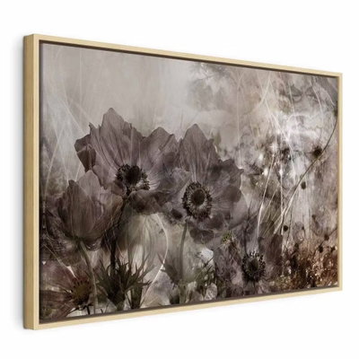 Anemones in sepia wide – naturfärgad ram. Mörka anemonliknande blommor och skira stjälkar möter ljusa trådmönster och dimmiga gråbruna skikt.